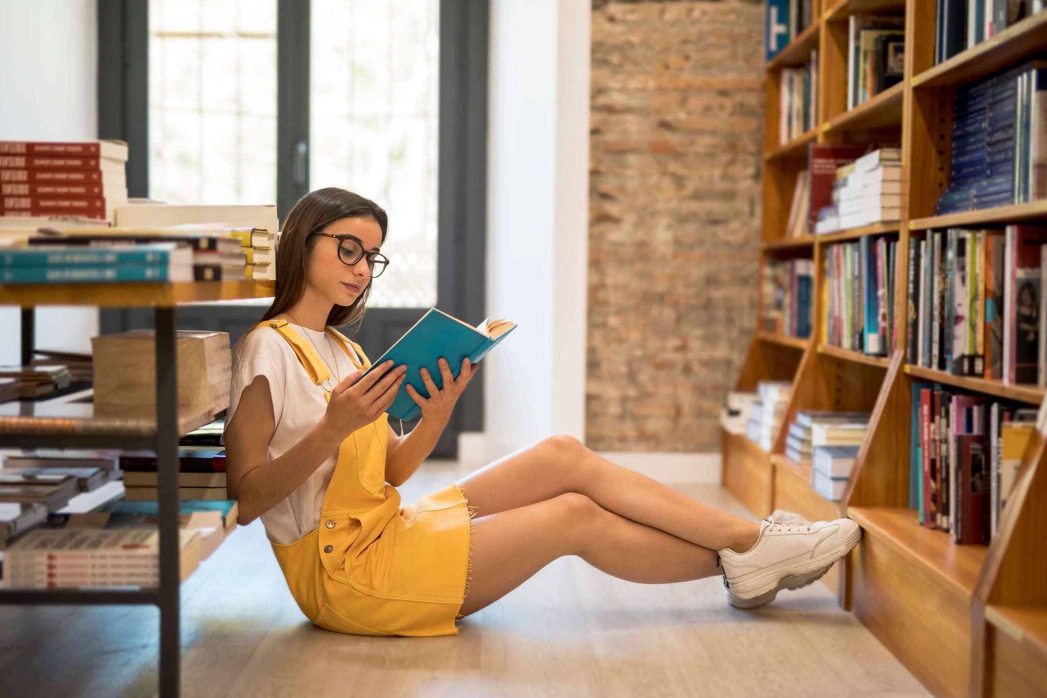 Читать про студентку. Девушка с книгой. Студентка с книжками. Книга для девочек. Студентка с книгой.