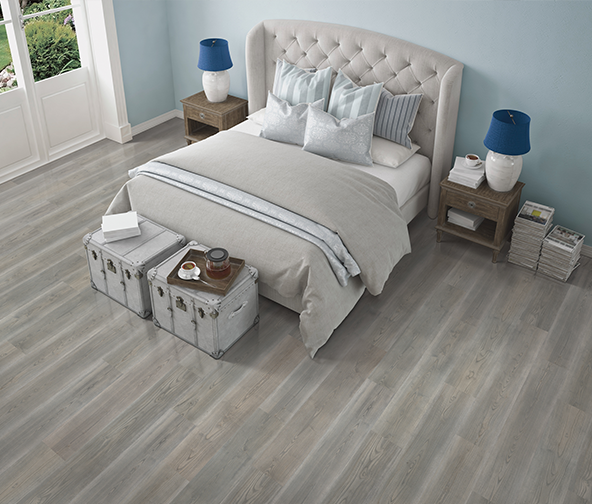 Master bedroom with gray tone wood look lamiante